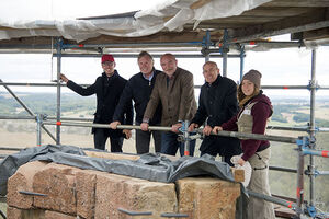 Lars Castellucci besichtigte die Baustelle auf der Burg Steinsberg