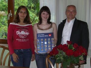 Juso-Sprecherin Katrin Kogel (li.) und Siegfried Ozolins begrüßen das neue SPD-Mitglied Christina Hinze